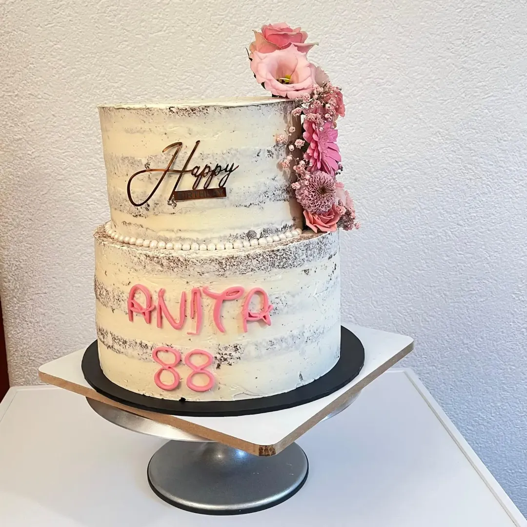 Zweistoeckige Torte in Baden, elegante mehrstöckige Geburtstagstorte nach Wunsch gestaltet